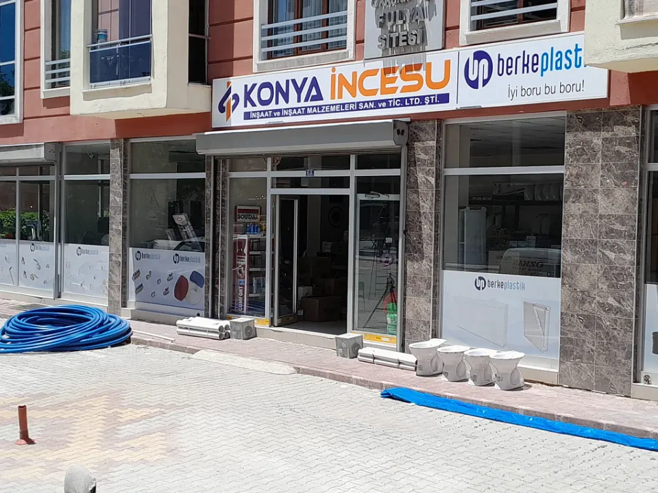 Şehir içindeki Konya İncesu mağazasının cephesi