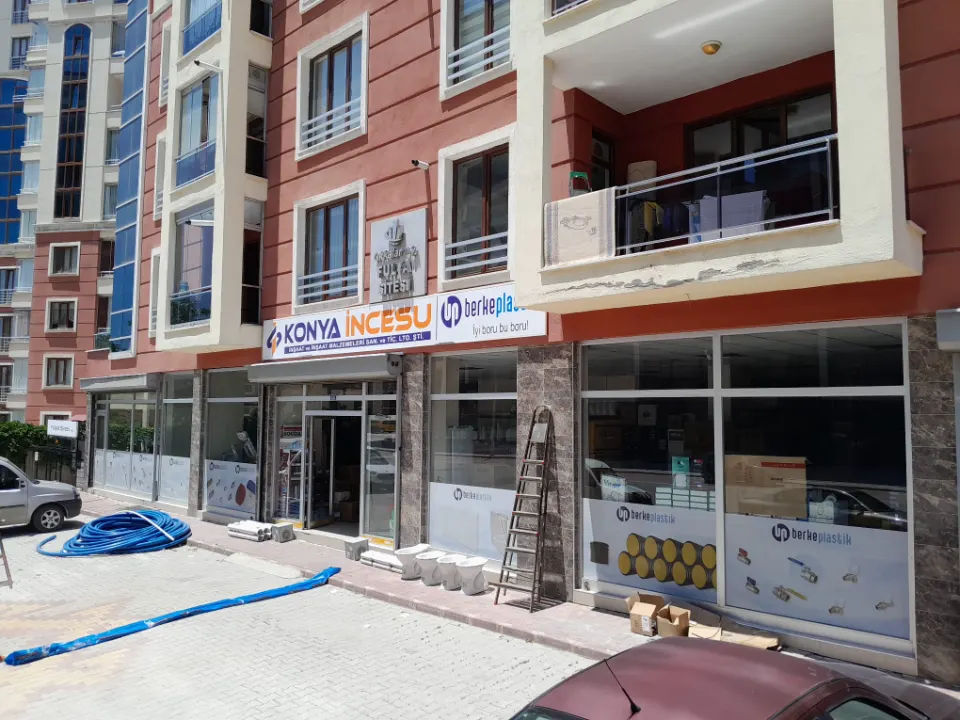 Konya İncesu mağaza cephesinin yakın görünümü