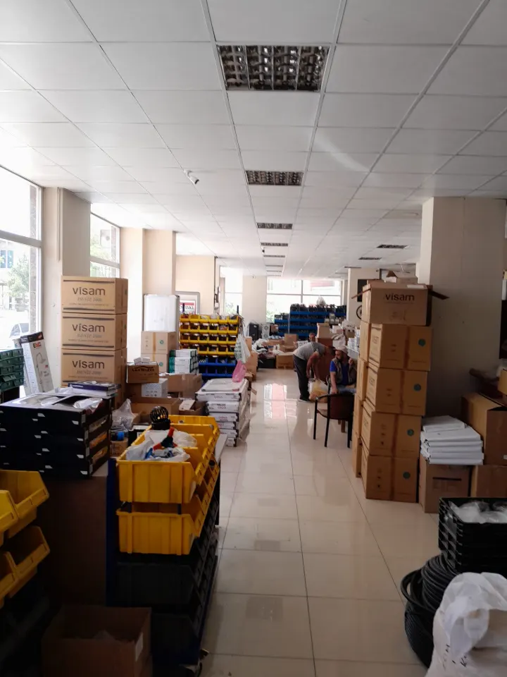 Mağaza içinde ürün kolileri ve sergileme alanı