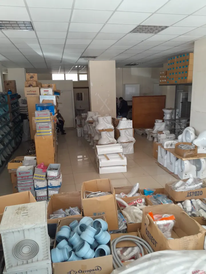 Mağaza içinde koliler ve ürün rafları