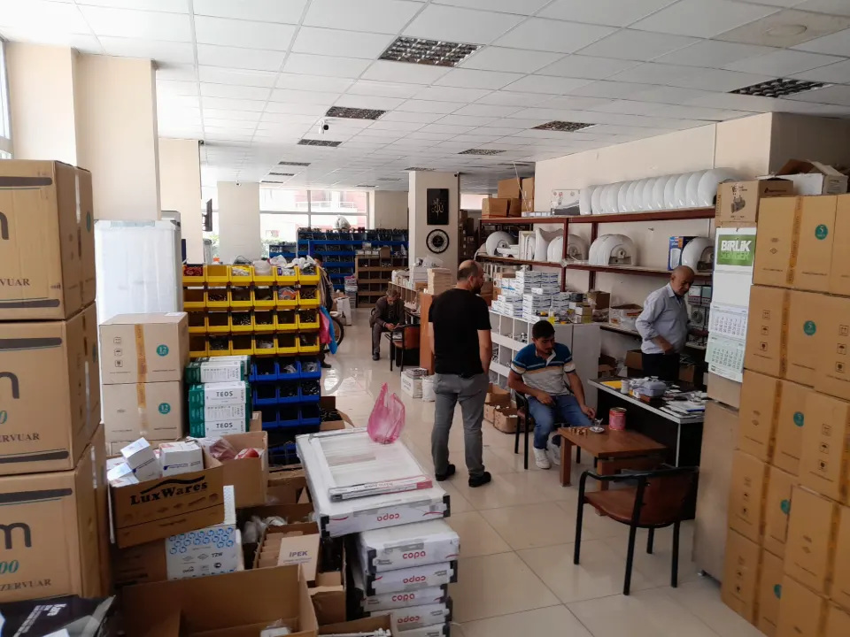 Mağaza içinde raflar ve ürünler