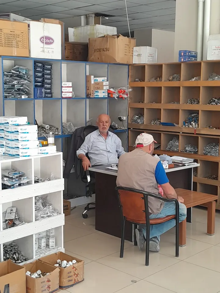 Mağazadaki satış masası ve raflar